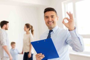 Uomo con cartellina fa ok
