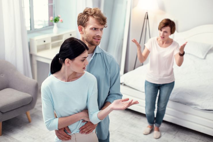 Litigio familiare tra nuora e suocera, figlio che difende la moglie