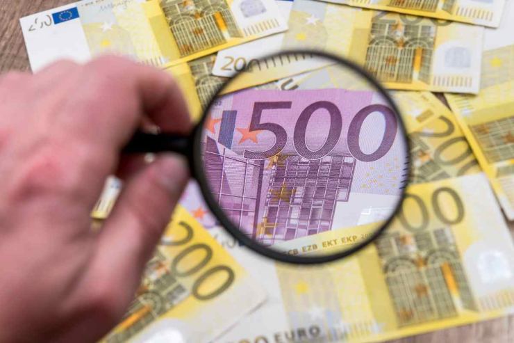 Banconote euro e lente di ingrandimento