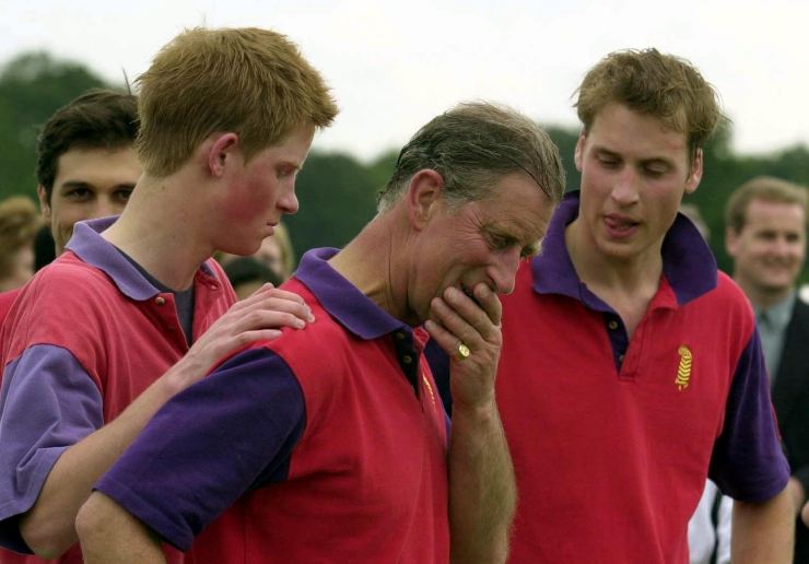 Vecchia foto di Carlo III insieme a William e Harry