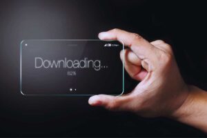 Persona che tiene in mano uno smartphone completamente trasparente