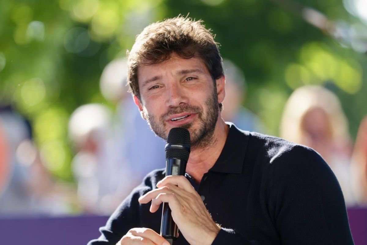 Stefano De Martino parla al microfono