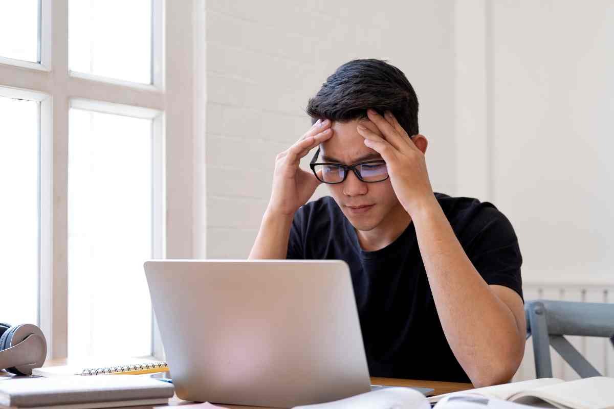 Ragazzo preoccupato al pc