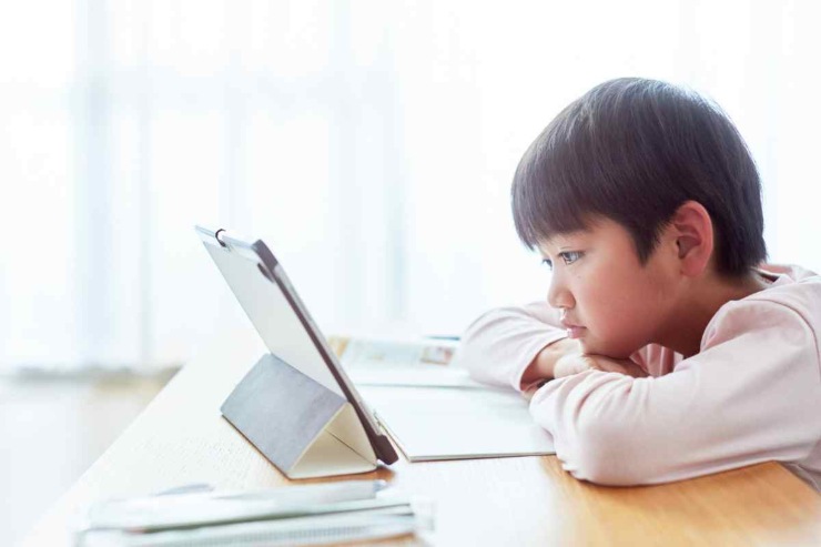Bambino con il tablet