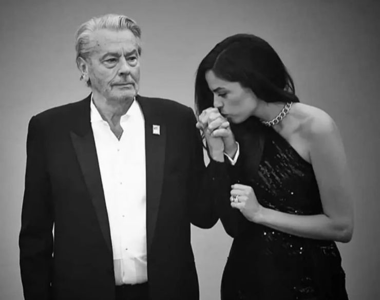 Alain Delon con la compagna