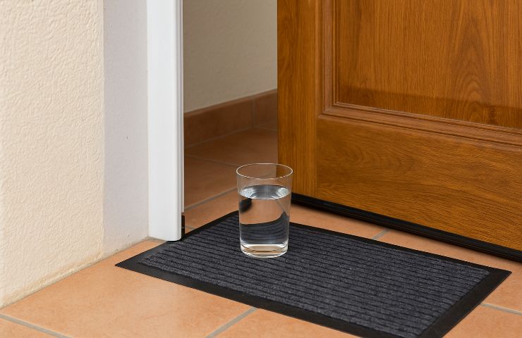 Bicchiere d'acqua su un tappetino