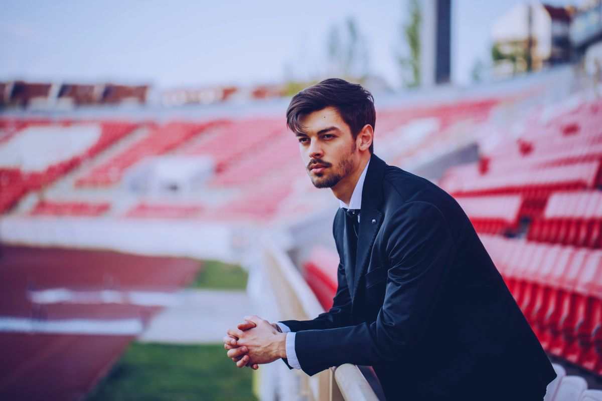 Uomo che guarda incontro dagli spalti dello stadio