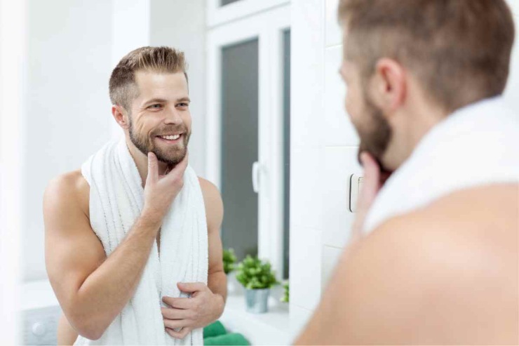 Uomo riflesso allo specchio