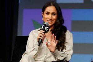 Meghan Markle parla al microfono a un evento