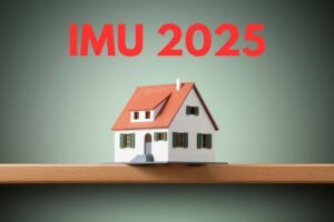 Modellino di casa poggiato su ripiano e scritta "IMU 2025"