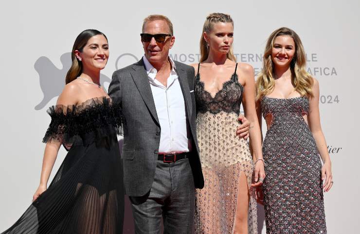 Kevin Costner in posa insieme alle tre protagoniste di Horizon