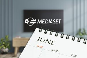 Salotto con tv, logo Mediaset e calendario