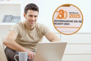 Uomo al pc e modello 730