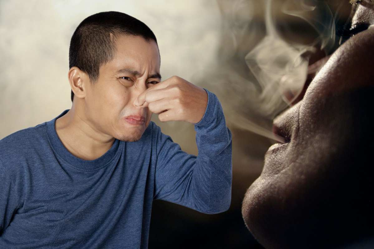 L’odore di fumo sui vestiti mi infastidiva: 5 metodi facili e low cost per eliminarlo