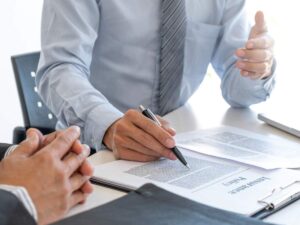Uomo firma contratto
