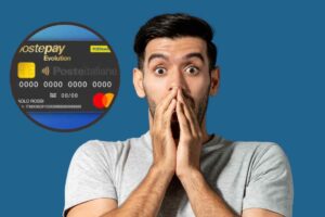 Uomo preoccupato e PostePay