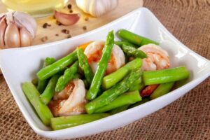 Asparagi e gamberi in una ciotola