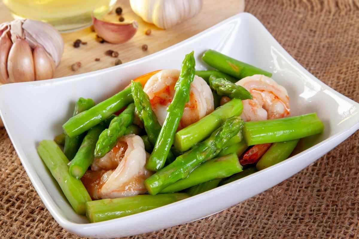 Asparagi e gamberi in una ciotola