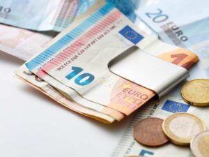 banconote e monete poggiare sul tavolo