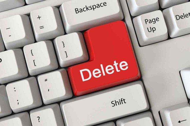 Tasto "delete" rosso su tastiera