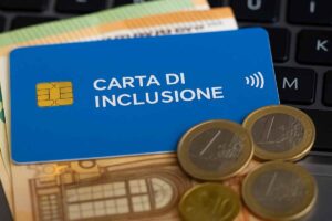 Carta inclusione sopra a banconote