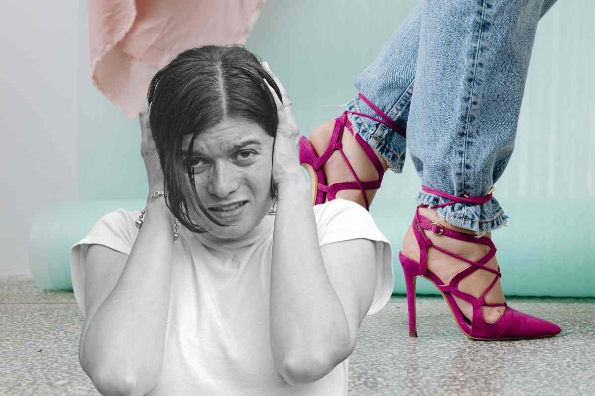 Donna che si tappa le orecchie e scarpe con tacco