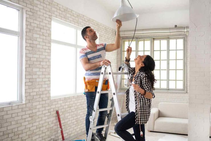 Coppia cambia lampadario