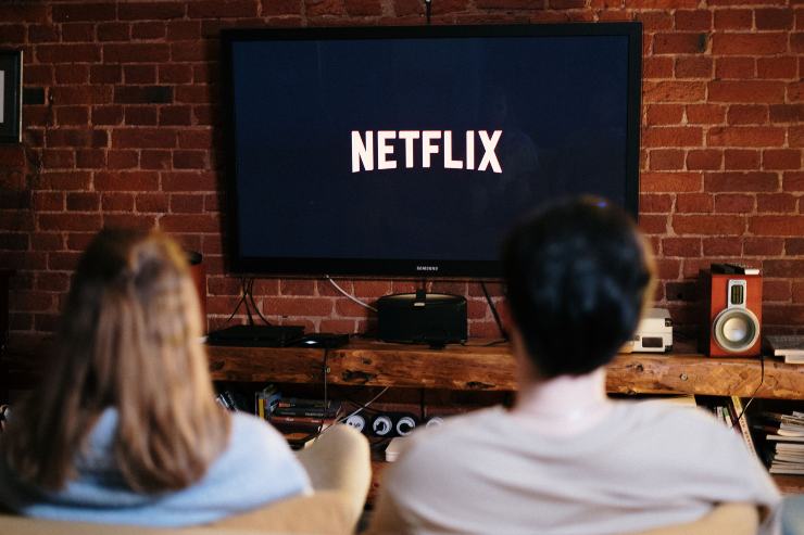 Due persone guardano Netflix