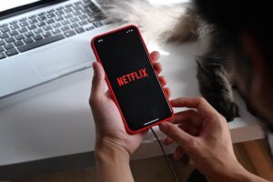 Cellulare collegato al computer e accesso su Netflix