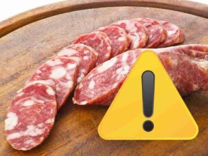 Salame su tagliere segnale attenzione