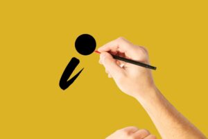 Mano che scrive la lettera i