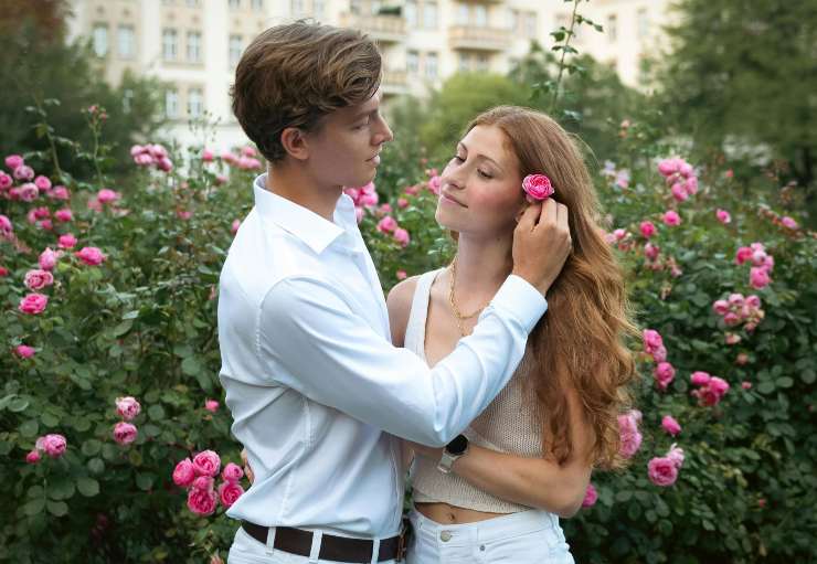 Ragazzo incastra una rosa tra i capelli della fidanzata