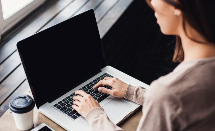 Lavoratrice al computer