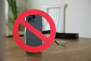Smartphone sbarrato da simbolo di divieto