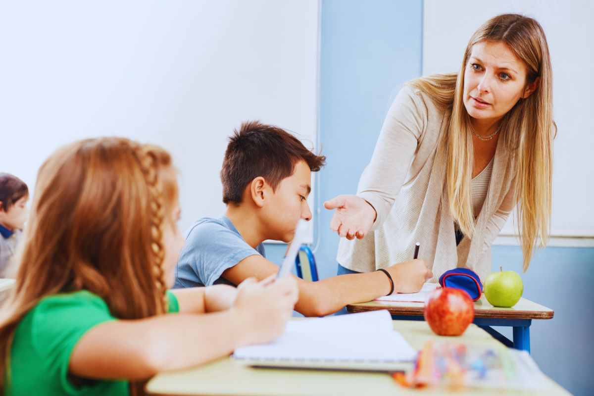 Maestra che toglie smartphone ad alunna che lo usa in classe