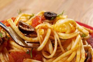 Spaghetti con pomodoro e olive