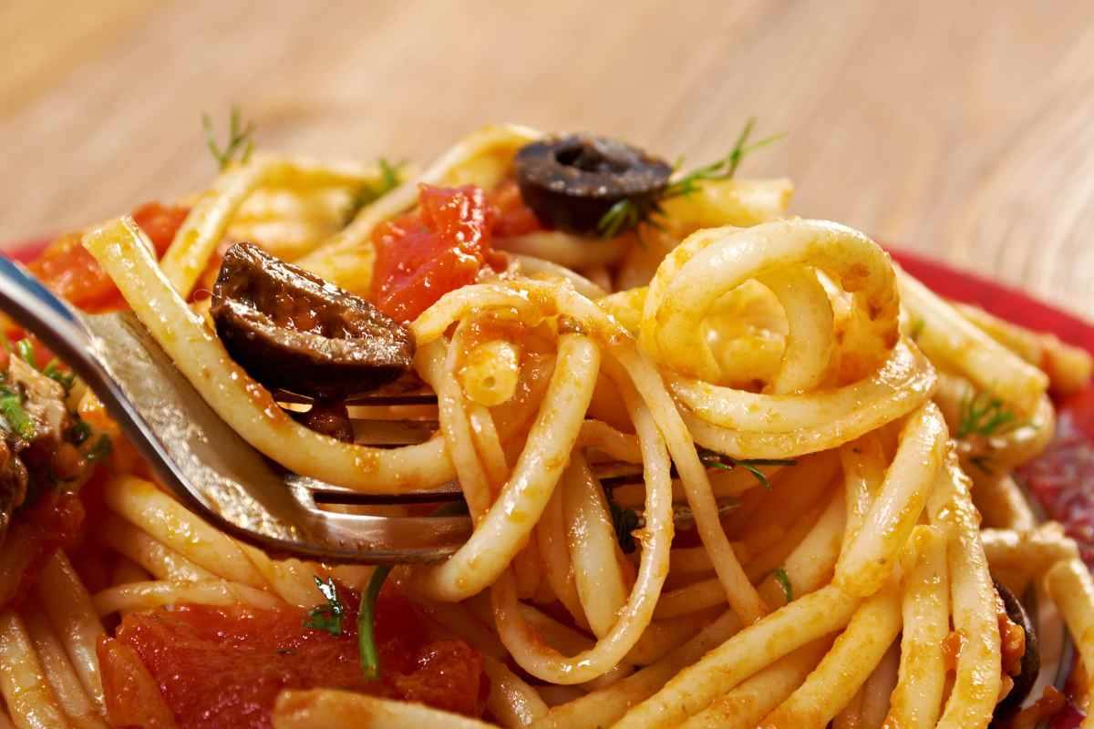 Spaghetti con pomodoro e olive