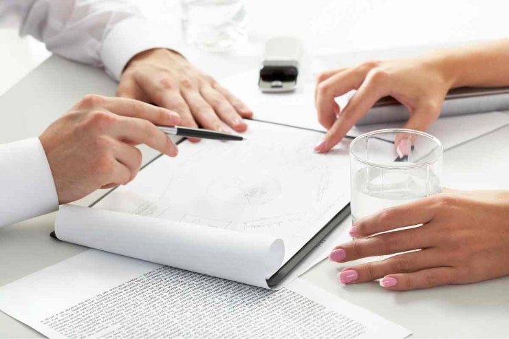 Persone che controllano documenti