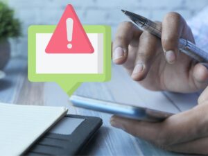Uomo smartphone simbolo attenzione