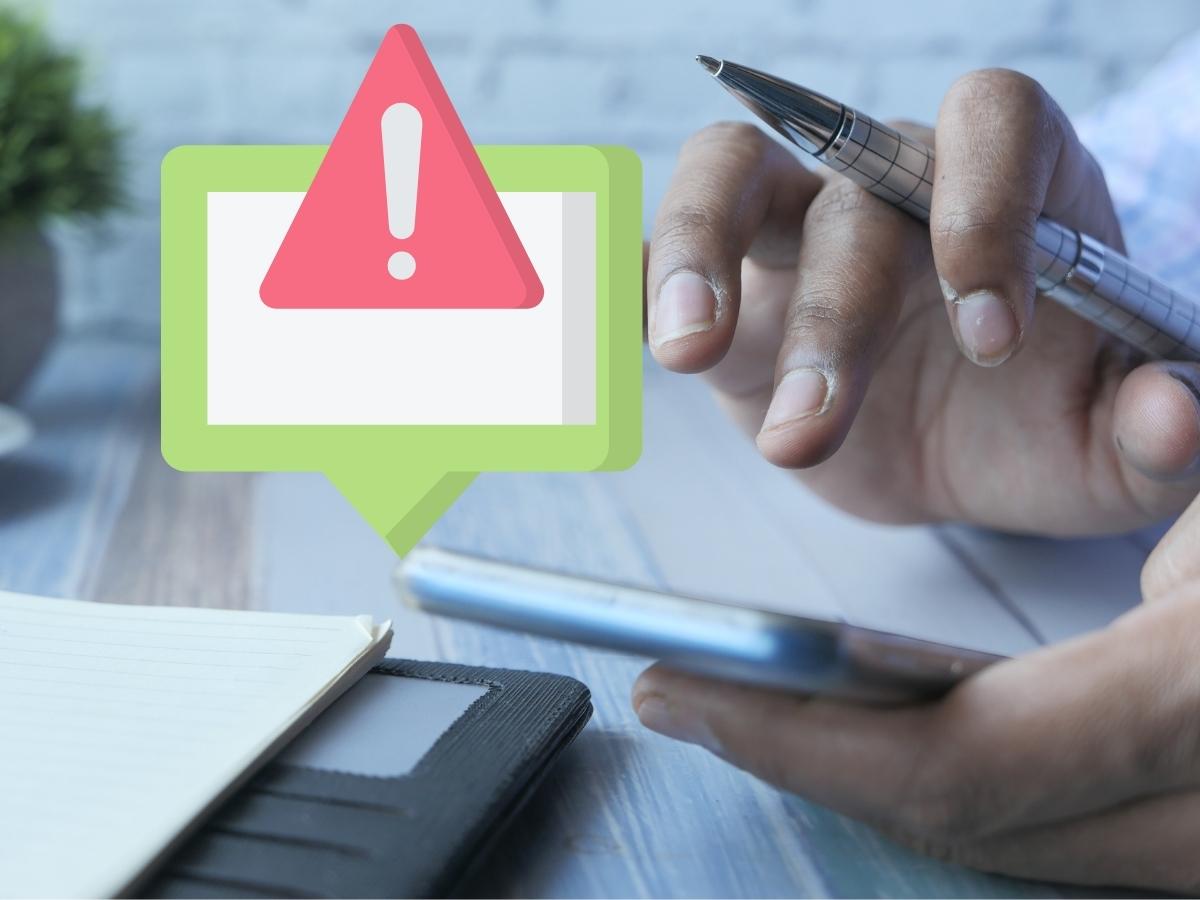 Uomo smartphone simbolo attenzione