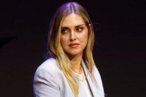 Primo piano di Chiara Ferragni con espressione seria
