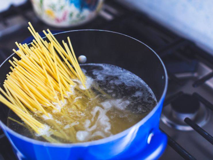 pentolino pieno d'acqua in cui stanno cuocendo gli spaghetti