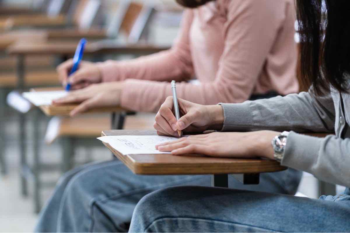 Persone che scrivono