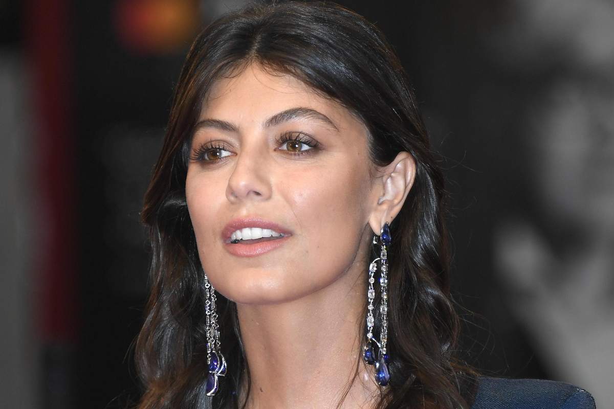 alessandra mastronardi posa per i fotografi