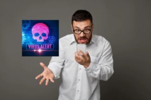 uomo disperato con in mano il cellulare e nel riquadro l'immagine di un teschio