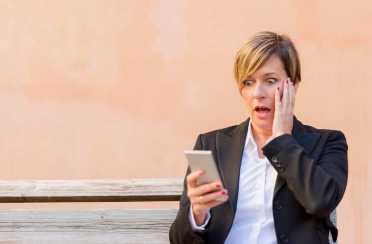 donna con il cellulare in mano