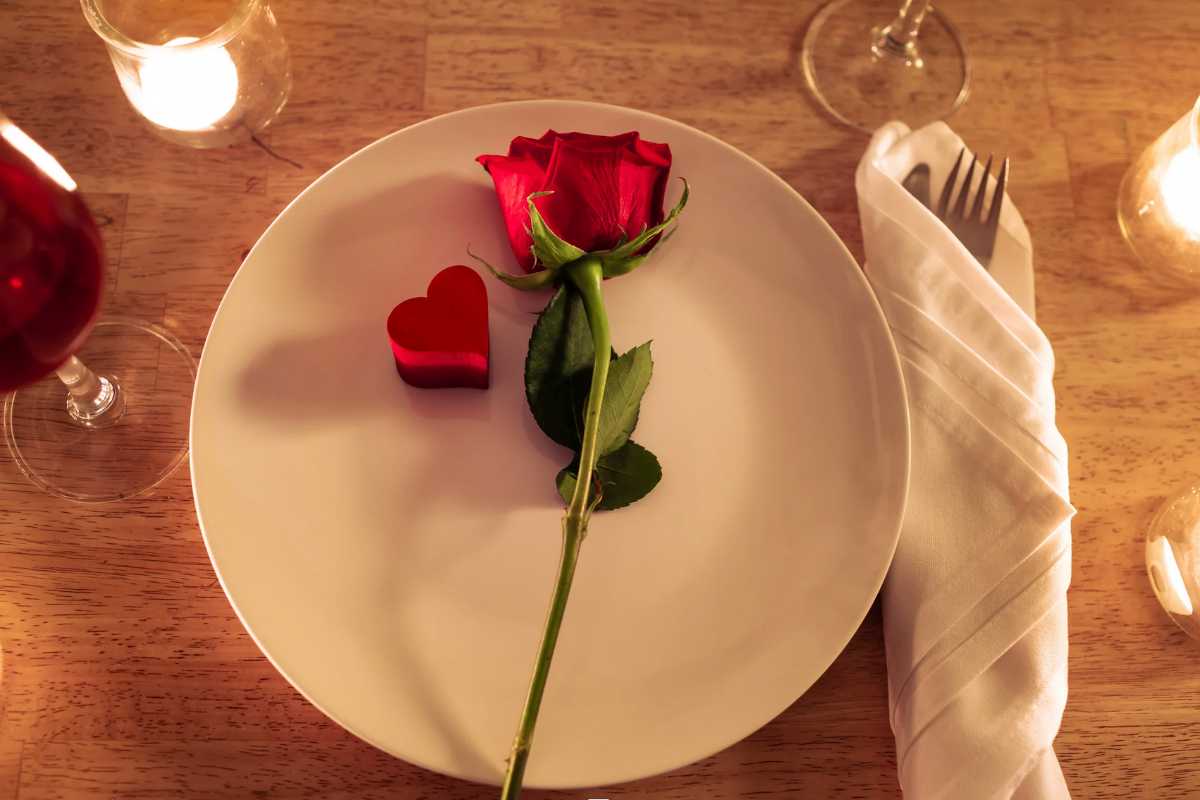 Vuoi fare colpo sul partner? Comincia dalla tavola: ecco come apparecchiare per colpire nel segno