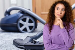 aspirapolvere donna che pensa