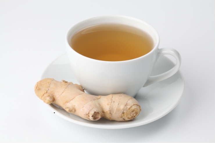 tazza di infuso con radice di zenzero vicino