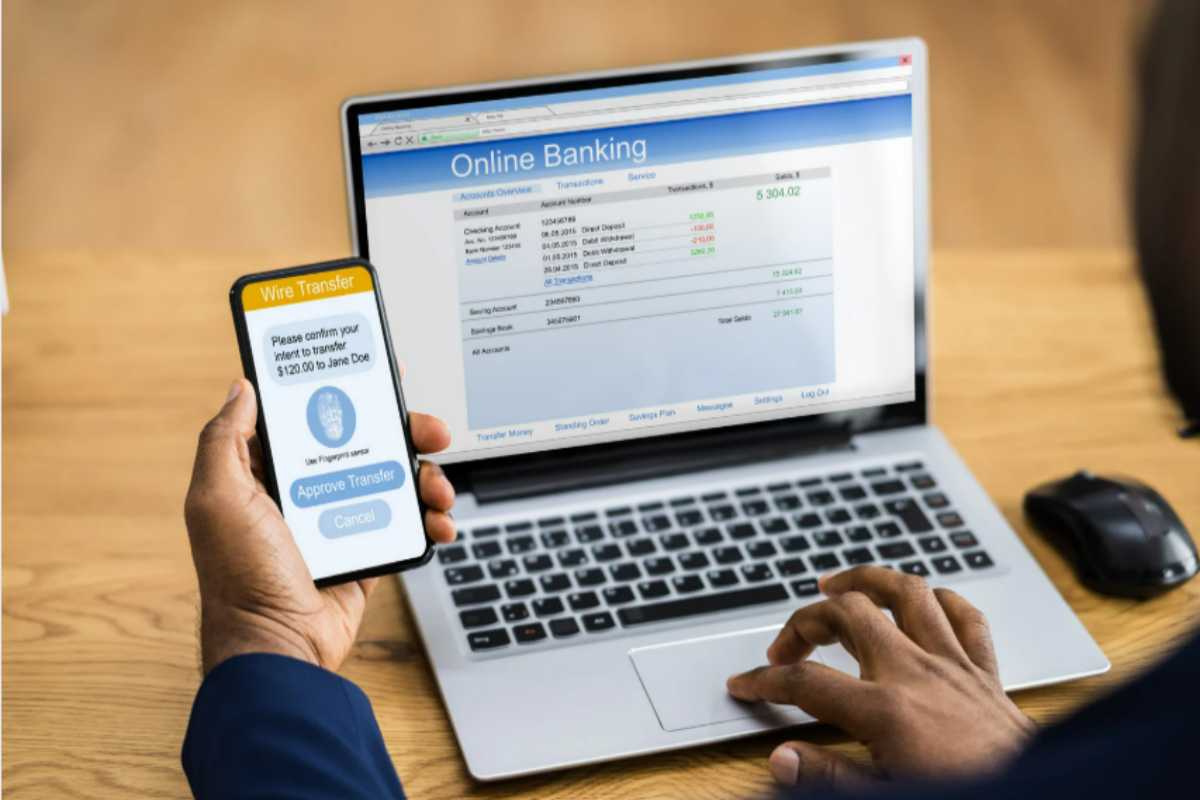 Persona che effettua accesso a conto in banca da PC